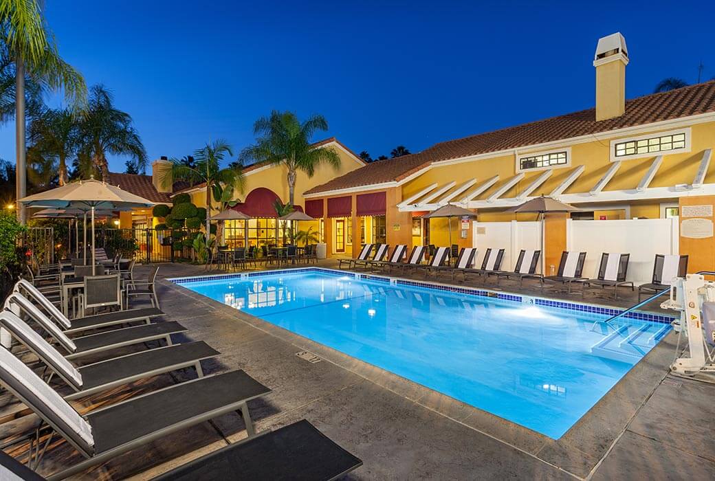 Clementine Hotel & Suites Anahiem Pool at night