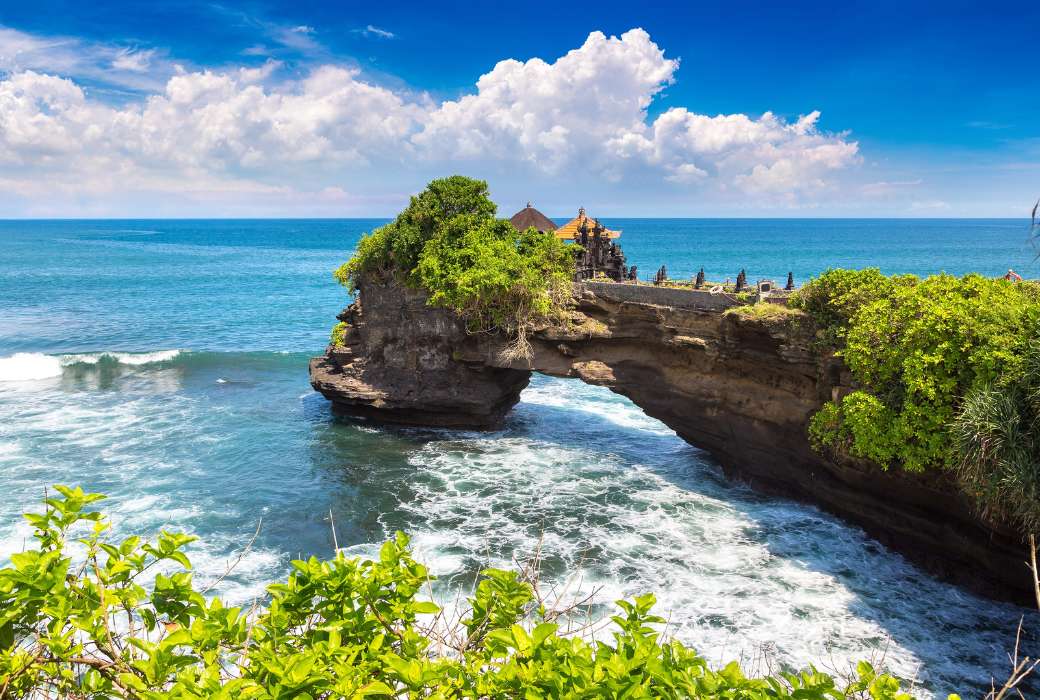 Pura Tanah Lot, Batu Bolong